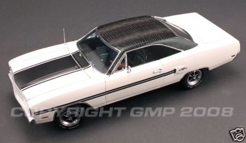 Модель 1:18 Plymouth GTX Alpine White with Gator Grain Roof