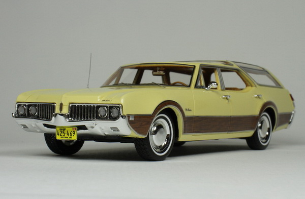 Модель 1:43 Oldsmobile Vista Cruiser - zaffron yellow
