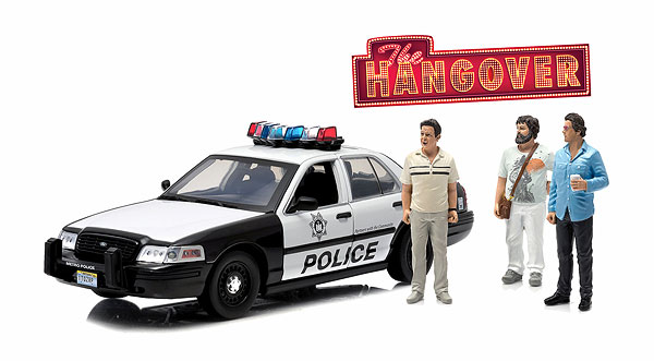 Модель 1:18 Ford Crown Victoria Police с фигурками Phil, Stu, Alan (из к/ф «Мальчишник в Вегасе»)
