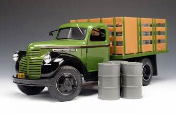 Модель 1:16 GMC Stake Truck in Apple Green and Black with Oil Barrels