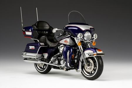 Модель 1:12 Harley-Davidson FLHTCUI Ultra Classic Electra Glide - deep cobalt blue/brilliant silver - JUST 3 LEFT