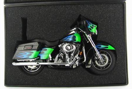 Модель 1:12 Harley-Davidson FLHX Street Glide Motorcycle - vivid black with california kid flames