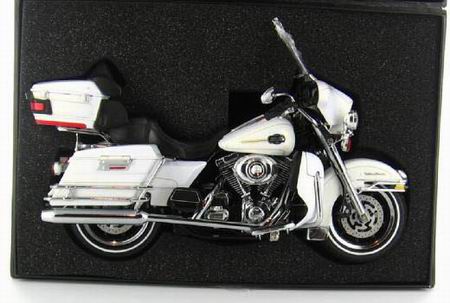 Модель 1:12 Harley-Davidson FLHTCU UItra Classic Electra Glide Motorcycle - white gold pearl
