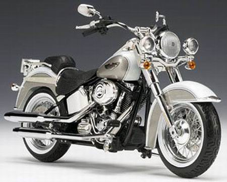 Модель 1:12 Harley-Davidson FLSTN Softail Deluxe Motorcycle in White Gold Pearl and Pewter Pearl