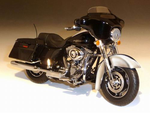 Модель 1:12 Harley-Davidson FLHX Street Glide - vivid black Chrome Fender Color Shop