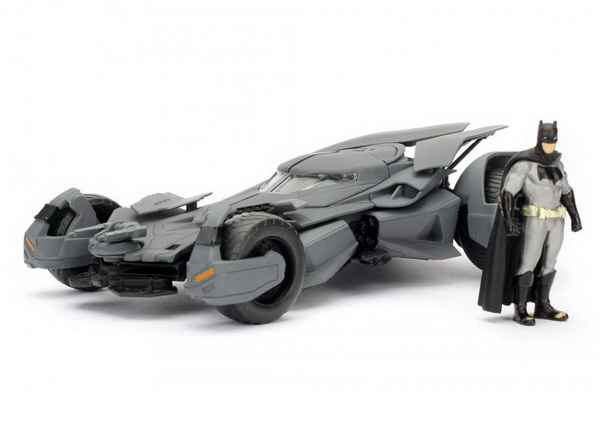 Модель 1:24 Batmobile «Batman vs Superman» with Batman figurine