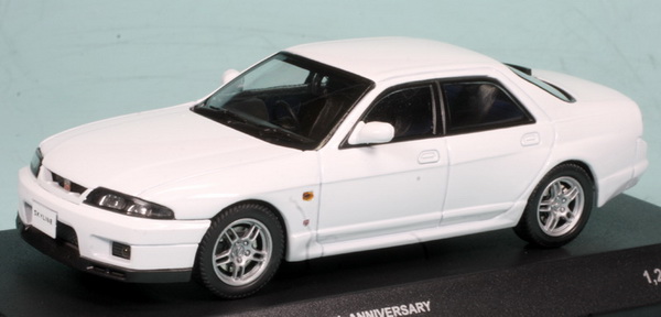 Модель 1:43 Nissan Skyline GT-R (BCNR33) AUTECH Ver. 40th Anniversary - white
