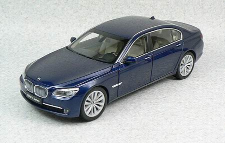 Модель 1:18 BMW 7-series (F02) Long version - blue met