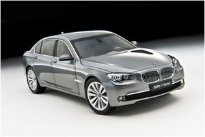 Модель 1:18 BMW 750Li (F02) Long version - grey