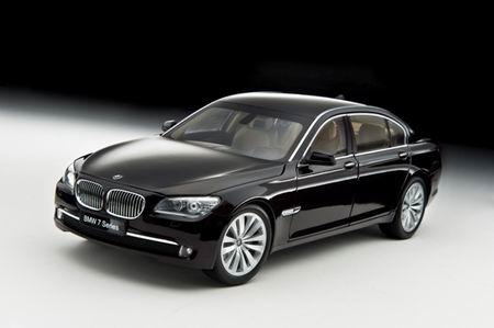 Модель 1:18 BMW 7-series (F02) Long version - rubin black