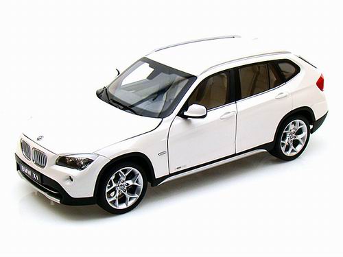 Модель 1:18 BMW X1 xDrive 28i (E84) - mineral white