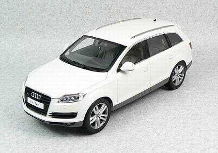 Модель 1:18 Audi Q7 - white
