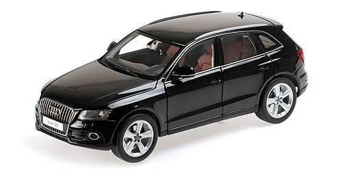 Audi Q5 Facelift with sun-roof - phantom black 09242BK Модель 1:18