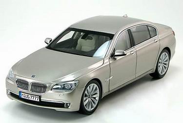 Модель 1:18 BMW 7-serie (F02) - pearl silver
