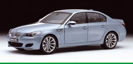 Модель 1:18 BMW M5 (E60) - silver