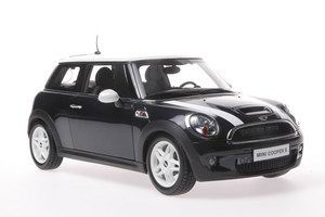 Модель 1:18 Mini Cooper S (R56) - black/white stripe