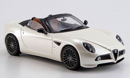Модель 1:43 Alfa Romeo 8C Spider Geneve MotorShow - pearl white
