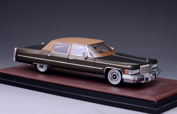 Модель 1:43 Cadillac Fleetwood Brougham - chesterfield brown irid