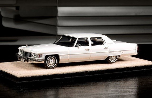 Cadillac Fleetwood Brougham - white