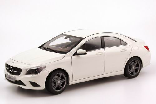 Модель 1:18 Mercedes-Benz CLA-class (C117) - white