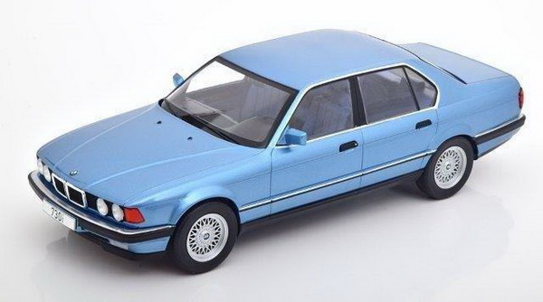 Модель 1:18 BMW 730i (E32) 1992 Metallic Light Blue
