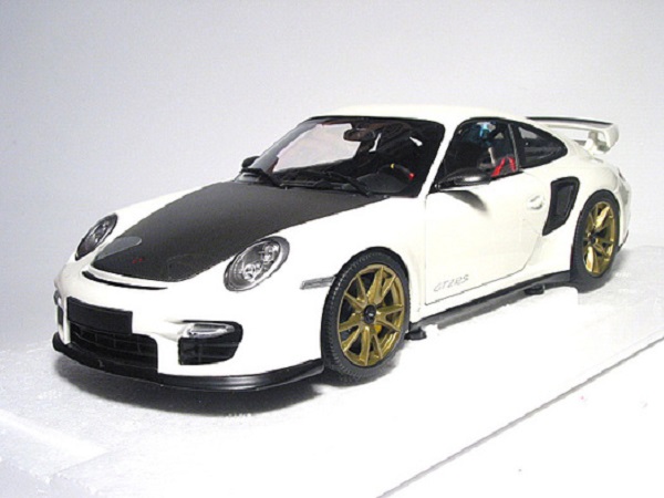 Модель 1:18 Porsche 911 (997) GT2 RS mit goldenen Felgen 2011