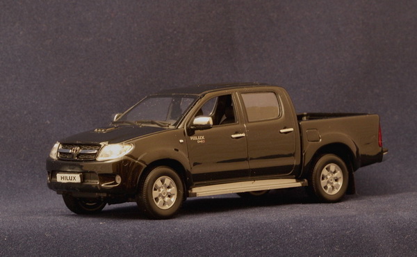 Модель 1:43 Toyota Hilux - black