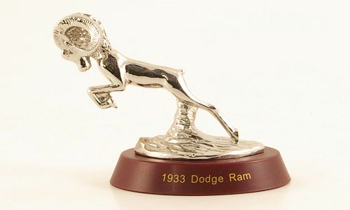 Модель 1:2 Dodge Ram - капотная эмблема