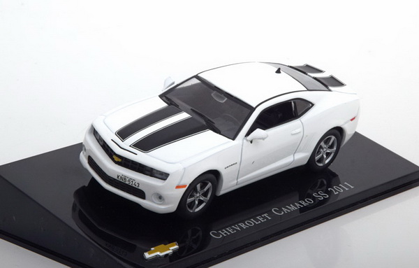 Модель 1:43 Chevrolet Camaro SS - white/black stripes