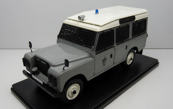 Модель 1:24 Land Rover Santana 109 2-series Station Wagon Policia Armada Police 1976