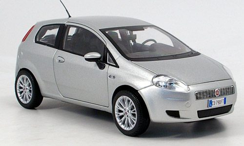 Модель 1:18 FIAT Grande Punto - silver