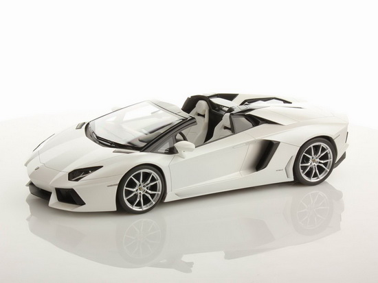 Модель 1:18 Lamborghini Aventador LP 700-4 Roadster - canopus white [смола; без открывающихся элементов]