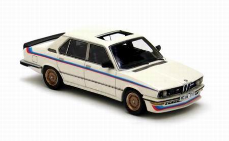 Модель 1:43 BMW M535i (E12) - white/blue stripes