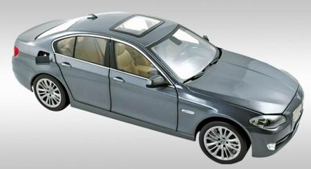 Модель 1:18 BMW 550i Sedan (F10) - space grey