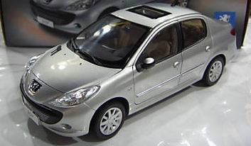 Модель 1:18 Peugeot 207 (China) - silver
