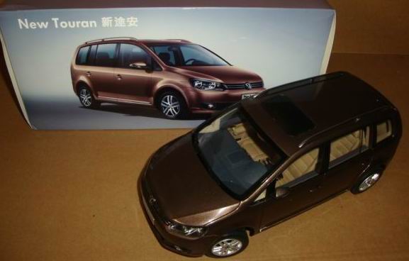 Модель 1:18 Volkswagen Touran - brown/gold