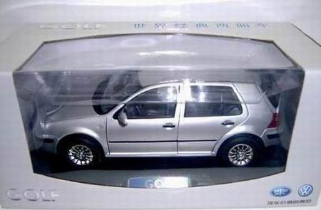 Модель 1:18 Volkswagen Golf - silver