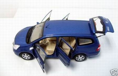Модель 1:18 Nissan Geniss MPV - blue
