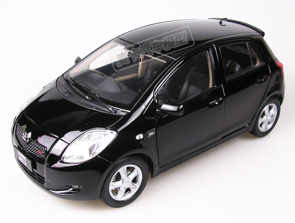Модель 1:18 Toyota Yaris - black
