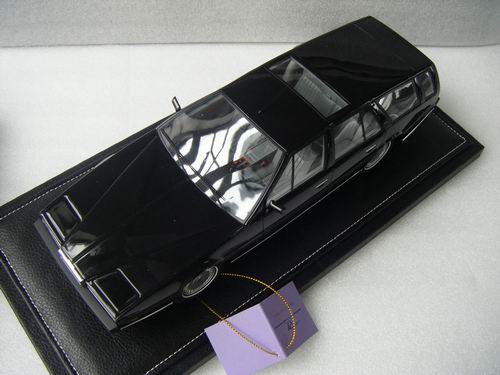Модель 1:18 Aston Martin Lagonda Shooting Brake - black [смола, без открывающихся элементов]