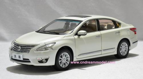 Модель 1:18 Nissan Teana - white