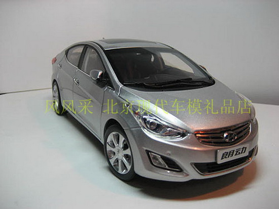 Модель 1:18 Hyundai Elantra - silver