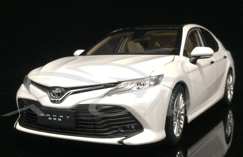 Модель 1:18 Toyota Camry (8th generation) - white