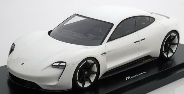 Модель 1:18 Porsche Mission E Concept - white