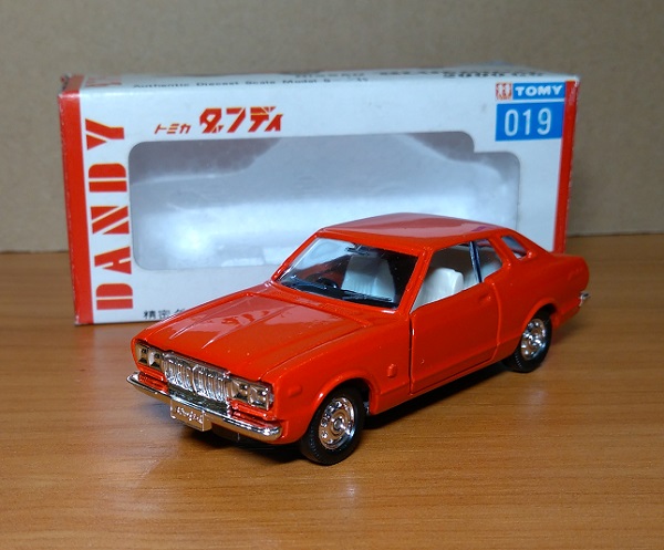 Модель 1:45 Nissan Bluebird 2000 G6
