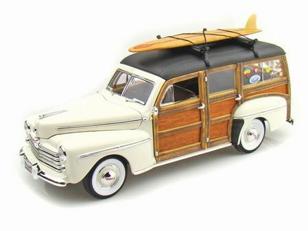 Модель 1:18 Ford Woody with Surf - cream/white