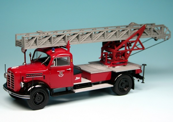 Модель 1:43 Borgward B 2500 с пожарной лестницей «Metz» DL 14