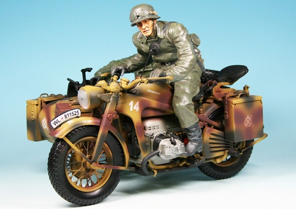 Zündapp KS 750 with side-car (1940-1944) and two Figures 006516 Модель 1:10