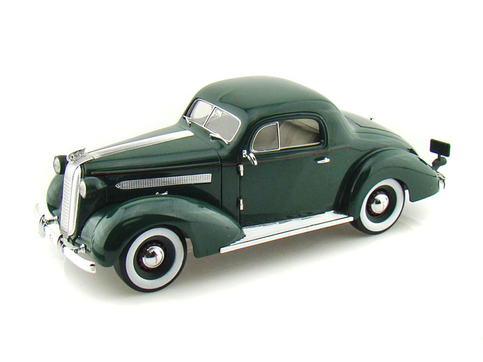 Модель 1:18 Pontiac Deluxe Six - green