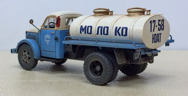 Модель 1:43 АЦПТ1,8 (51А) цистерна «Молоко» (Грабовский Мех.завод) - со следами эксплуатации